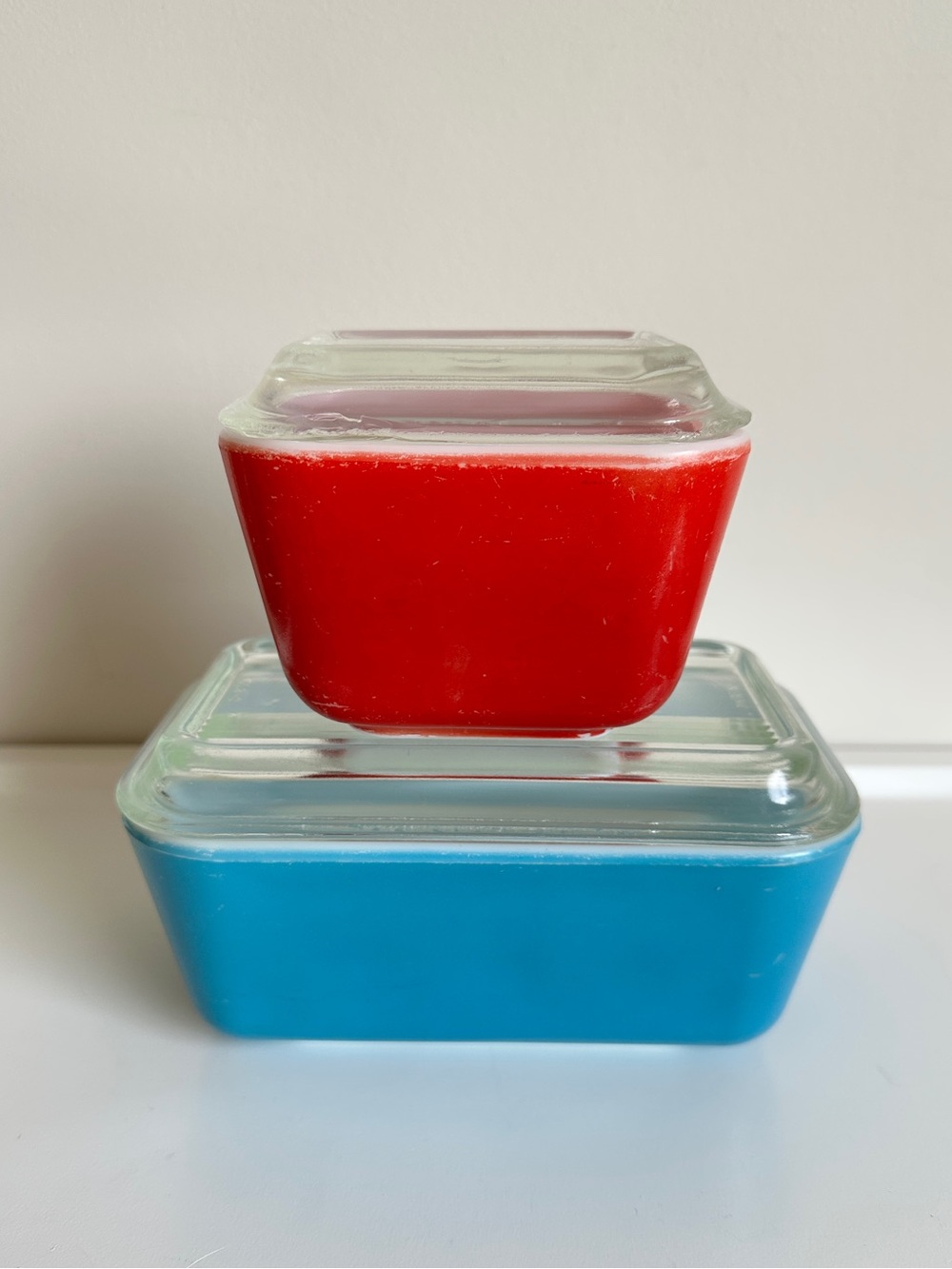 Vintage Pyrex Fridgies Refrigerator Dishes Red Blue 501 502 with Lids